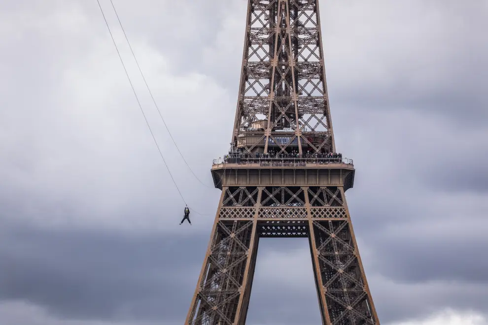 Volar desde la Torre Eiffel