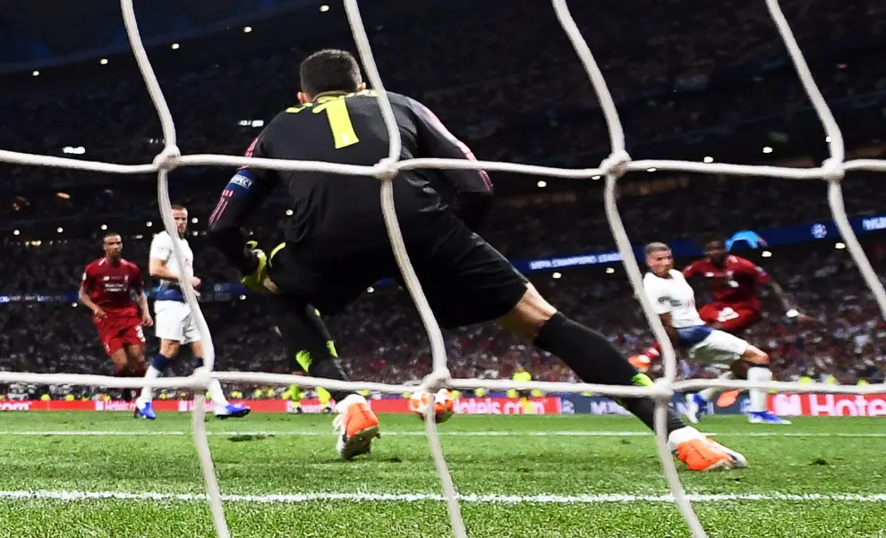 La final en Madrid se decantó muy pronto a favor del conjunto 'red' por un polémico penalti por mano que transformó Mohamed Salah pasado el primer minuto de juego.