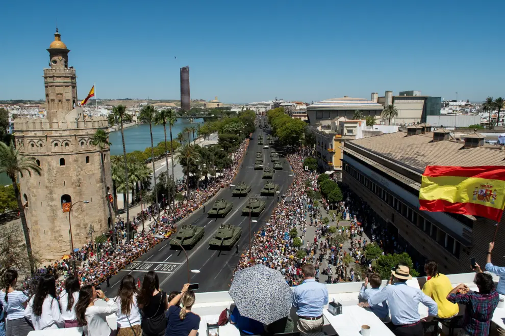 Los reyes presiden el desfile de las Fuerzas Armadas en Sevilla.