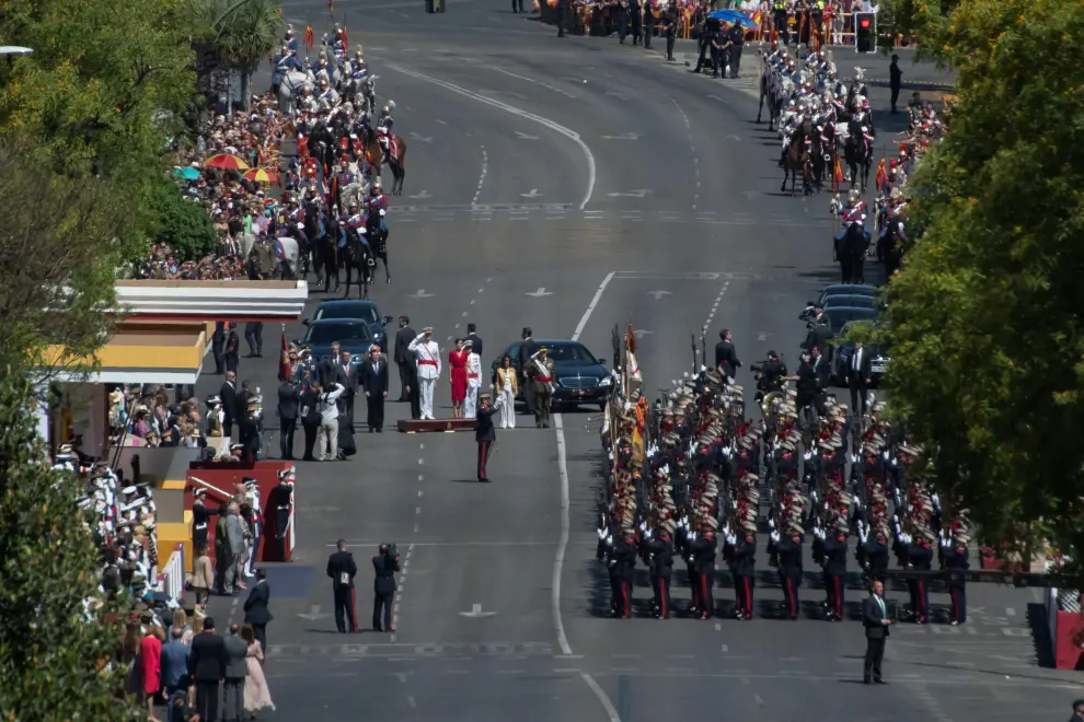 Los reyes presiden el desfile de las Fuerzas Armadas en Sevilla.