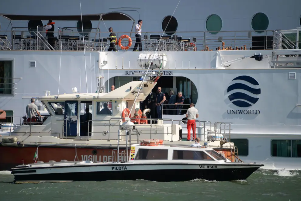 Venice (Italy), 02/06/2019.- People protest after the MSC cruise ship Opera collided with a tourist boat, in Venice, Italy, 02 June 2019. The cruise ship smashed into a dock located on the Giudecca canal in Venice this morning. Tugs could not maintain control of the MSC cruise ship as it violently struck the dock and then struck the stern of the 'River Countess' tourist boat which was docked. Four people were taken to the hospital. (Protestas, Italia, Niza, Venecia) EFE/EPA/ANDREA MEROLA Cruise ship collides with tourist boat in Venice
