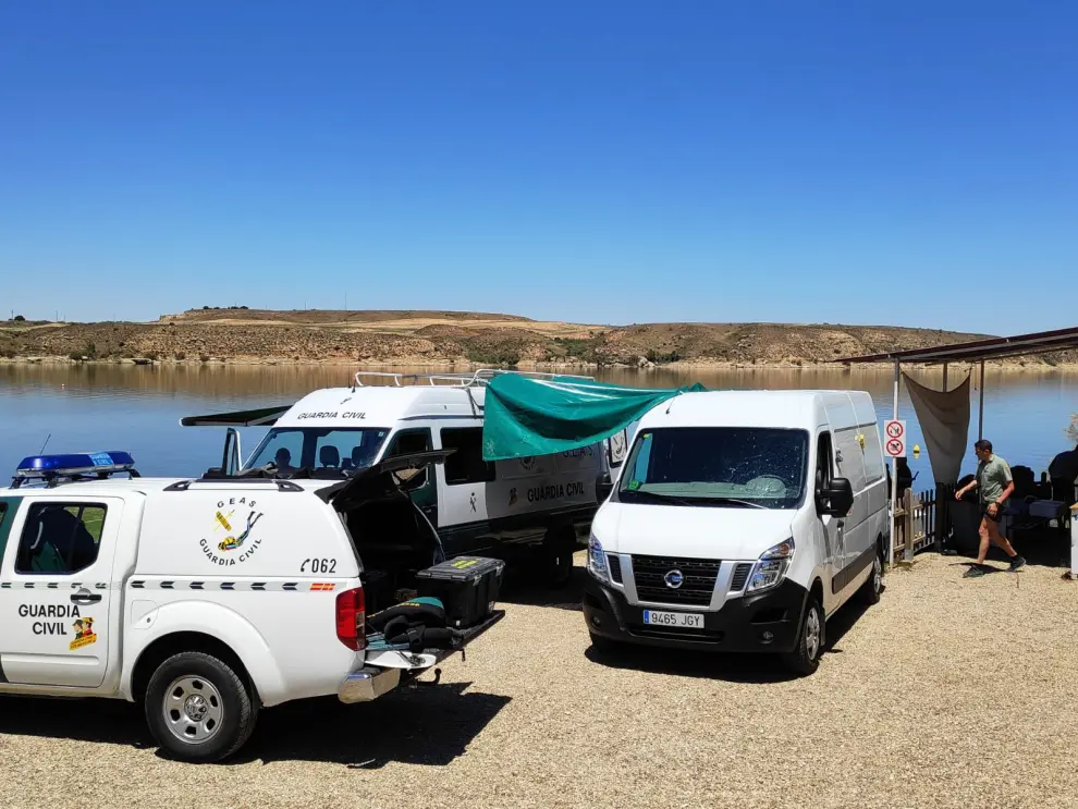 La Guardia Civil mantiene en la zona un amplio dispositivo de búsqueda de los pescadores alemanes cuya barca volcó la tarde del viernes en el embalse de Mequinenza (Zaragoza).