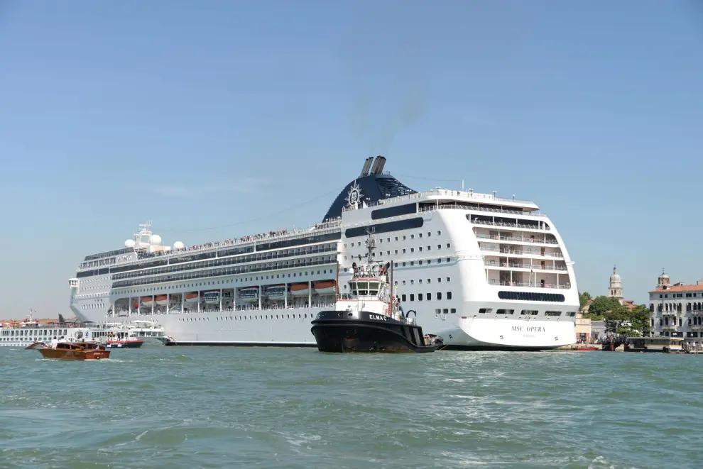 Un crucero choca con un barco turístico en Venecia.