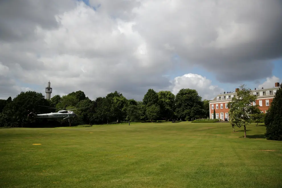 A Marine One helicopter lands near Winfield House during U.S. President Donald Trump's state visit to Britain, at Stansted Airport near London, Britain, June 3, 2019. REUTERS/Carlos Barria [[[REUTERS VOCENTO]]]
