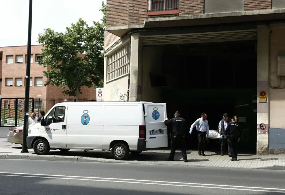 Muere un pintor al caer de una altura de 7 metros en la calle Miguel Servet de Zaragoza.
