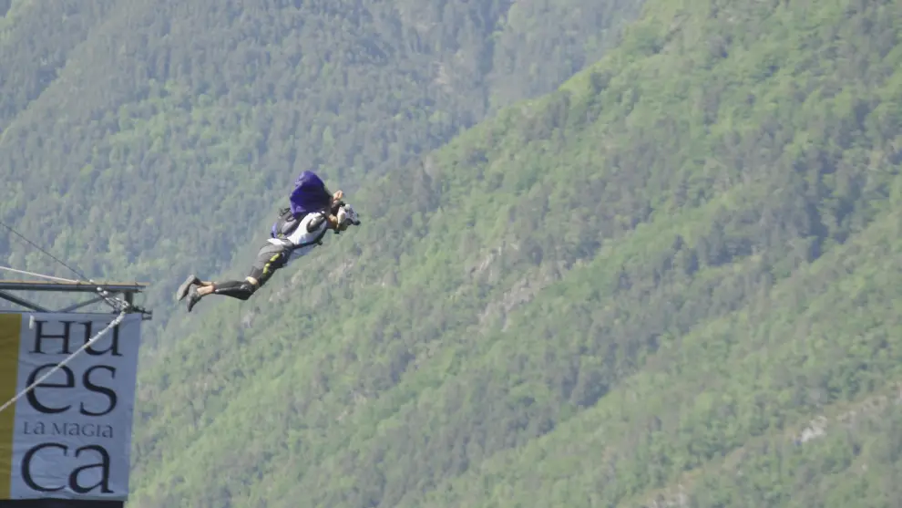 Un participante en el campeonato de paracaidismo en Hoz de Jaca.
