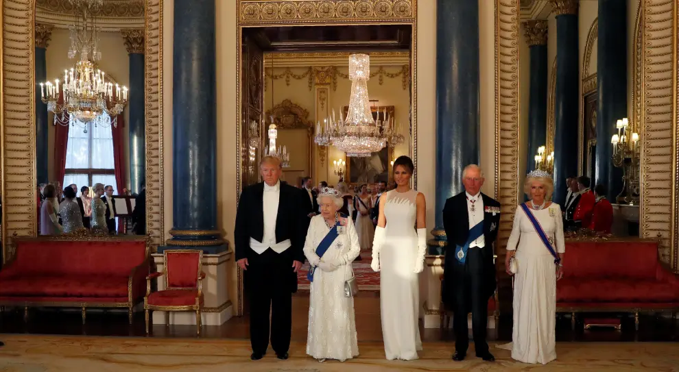U.S. President Donald Trump, his wife First Lady Melania, Britain's Queen Elizabeth, Britain's Charles, the Prince of Wales and Camilla, Duchess of Cornwall pose at the State Banquet at Buckingham Palace in London, Britain June 3, 2019.  Jeff Gilbert/Pool via REUTERS [[[REUTERS VOCENTO]]] USA-TRUMP/BRITAIN