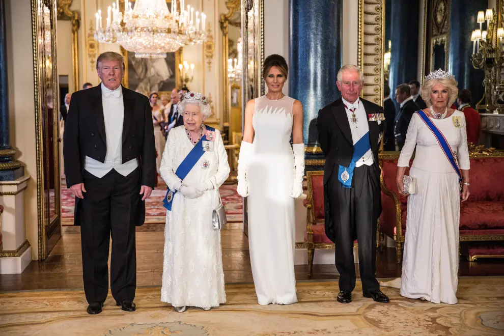 U.S. President Donald Trump, his wife First Lady Melania, Britain's Queen Elizabeth, Britain's Charles, the Prince of Wales and Camilla, Duchess of Cornwall pose at the State Banquet at Buckingham Palace in London, Britain June 3, 2019.  Jeff Gilbert/Pool via REUTERS [[[REUTERS VOCENTO]]] USA-TRUMP/BRITAIN