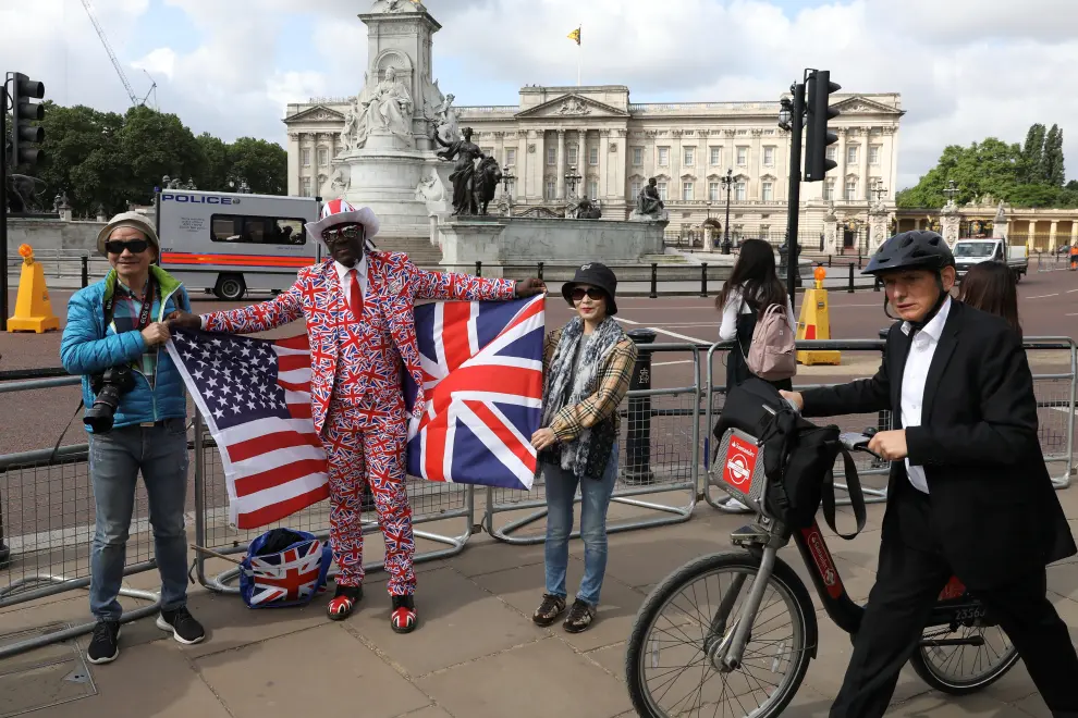Varios ciudadanos londinenses se concentran con banderas estadounidenses y británicas a la espera de la llegada de Trump al Palacio de Buckingham, en Londres.