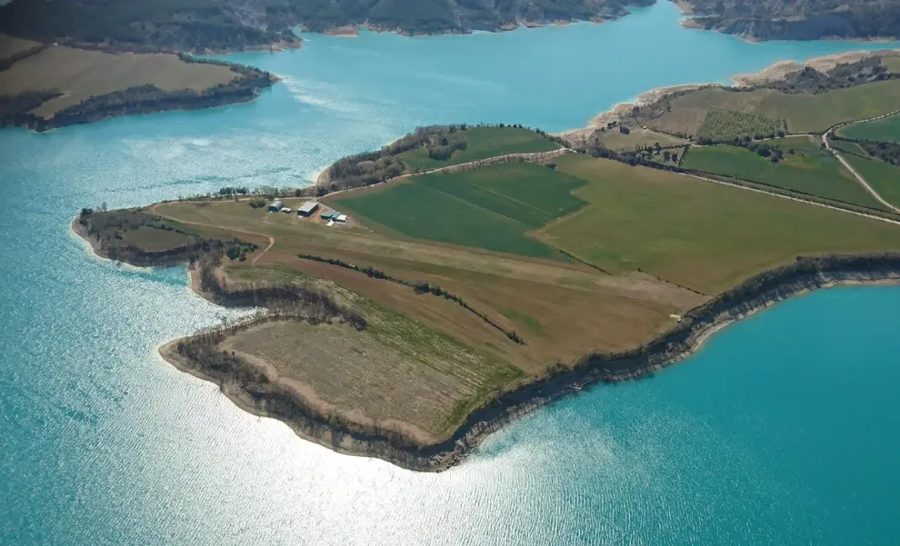 El aeródromo de Coscojuela está situado en una península del embalse de Mediano.