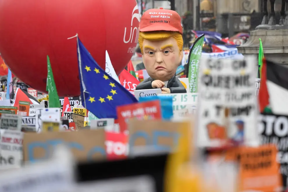 "Baby Trump" balloons float over demonstrators as they take part in a protest against U.S. President Donald Trump, in London, Britain, June 4, 2019. REUTERS/Clodagh Kilcoyne [[[REUTERS VOCENTO]]] USA-TRUMP/BRITAIN