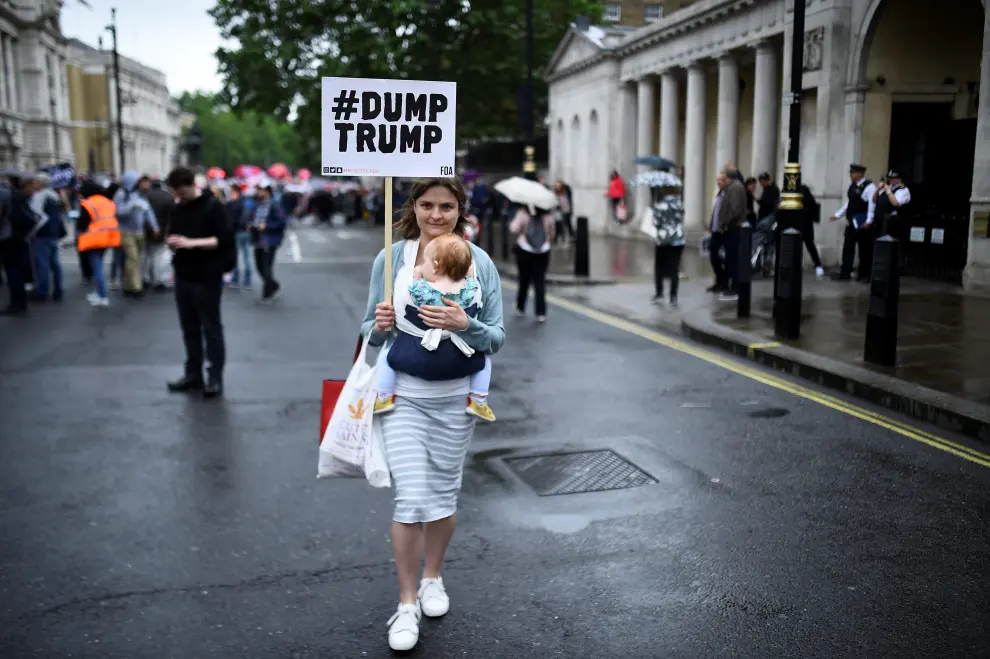 Placards are seen during a protest against U.S. President Donald Trump, in London, Britain, June 4, 2019. REUTERS/Toby Melville [[[REUTERS VOCENTO]]] USA-TRUMP/BRITAIN
