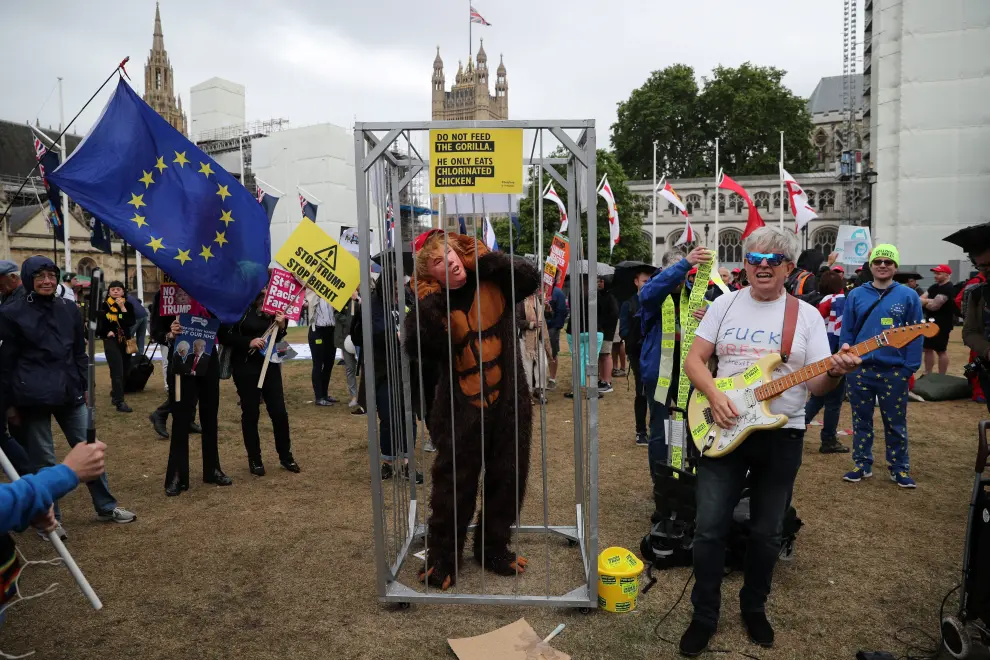 Demonstrators take part in a protest against U.S. President Donald Trump, in London, Britain, June 4, 2019. REUTERS/Clodagh Kilcoyne [[[REUTERS VOCENTO]]] USA-TRUMP/BRITAIN