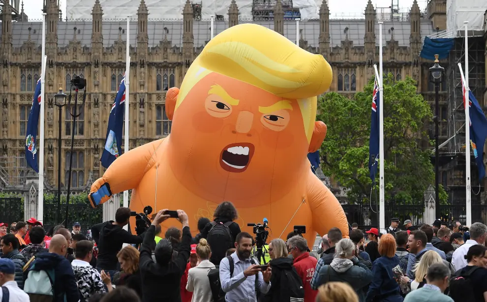 A sign is seen during a protest against U.S. President Donald Trump, in London, Britain, June 4, 2019. REUTERS/Clodagh Kilcoyne [[[REUTERS VOCENTO]]] USA-TRUMP/BRITAIN