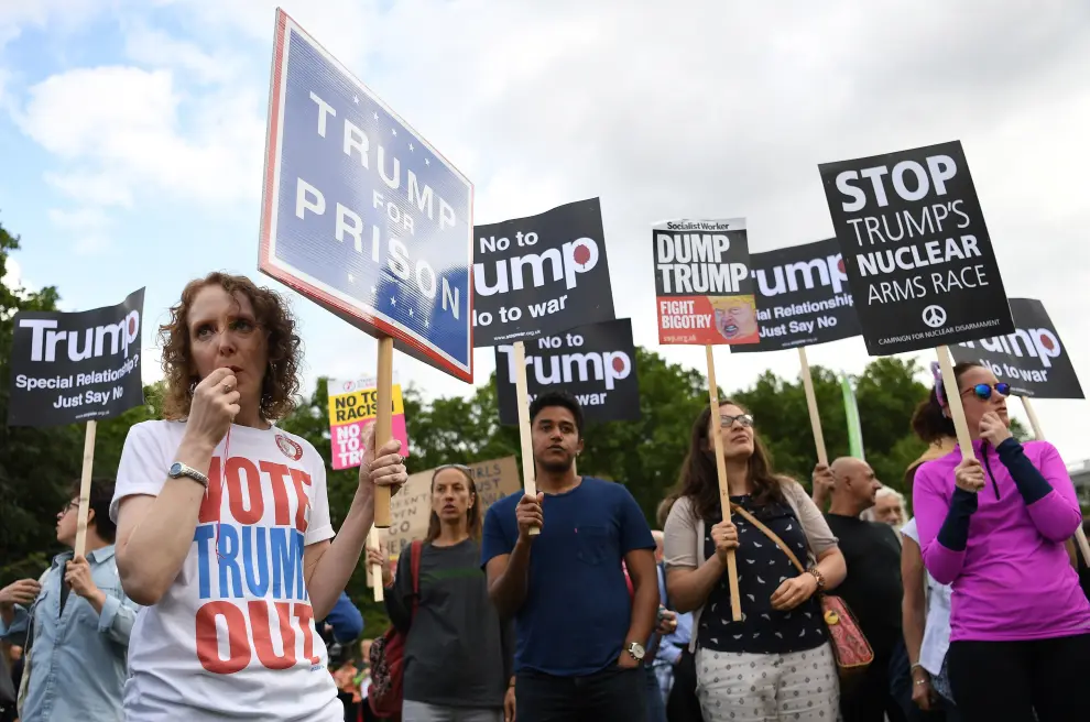 Visita oficial de Trump a Reino Unido, recibido con halagos y protestas.