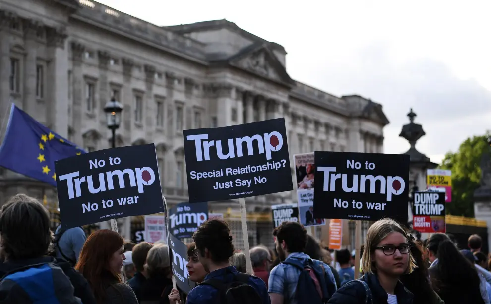 Visita oficial de Trump a Reino Unido, recibido con halagos y protestas.