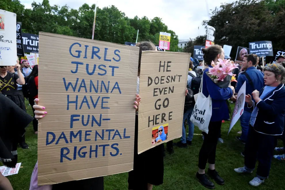 A person protests outside Buckingham Palace during the state visit of U.S. President Donald Trump and First Lady Melania Trump to Britain, in London, Britain, June 3, 2019. REUTERS/Alkis Konstantinidis [[[REUTERS VOCENTO]]] USA-TRUMP/BRITAIN