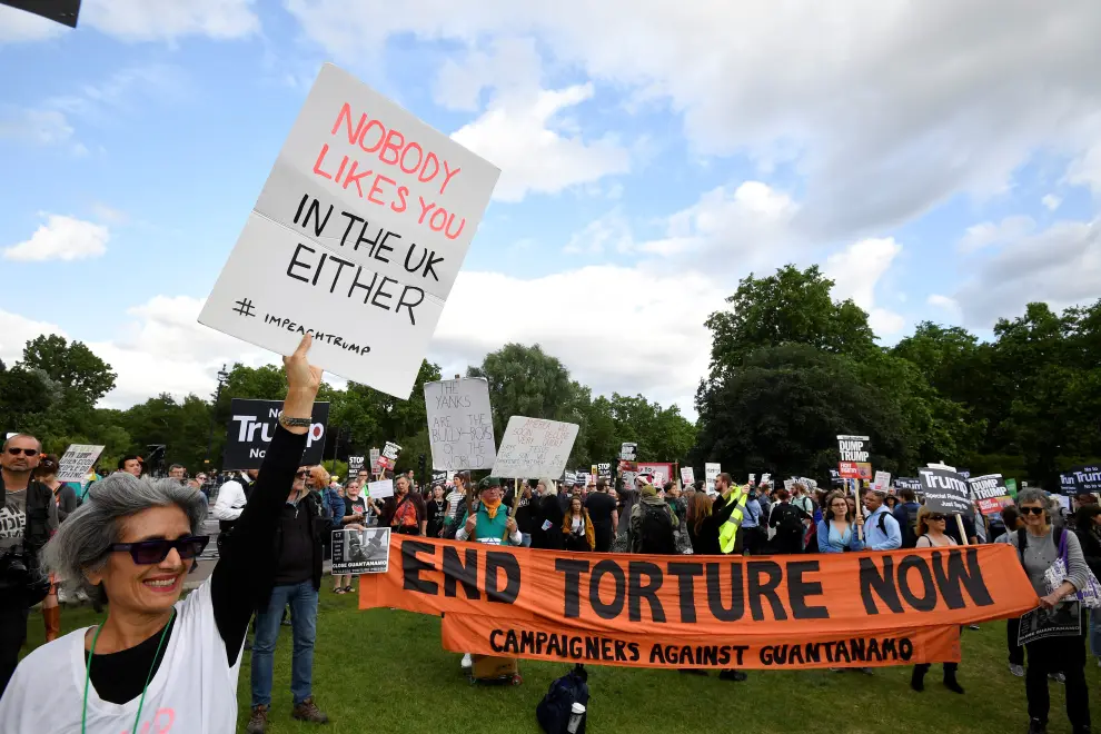 A person holding a banner protests outside Buckingham Palace during the state visit of U.S. President Donald Trump and First Lady Melania Trump to Britain, in London, Britain, June 3, 2019. REUTERS/Toby Melville [[[REUTERS VOCENTO]]] USA-TRUMP/BRITAIN