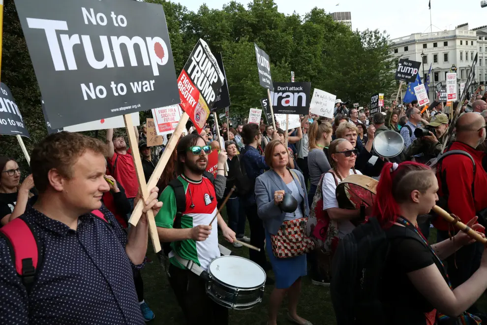 People protest outside Buckingham Palace during the state visit of U.S. President Donald Trump and First Lady Melania Trump to Britain, in London, Britain, June 3, 2019. REUTERS/Toby Melville [[[REUTERS VOCENTO]]] USA-TRUMP/BRITAIN