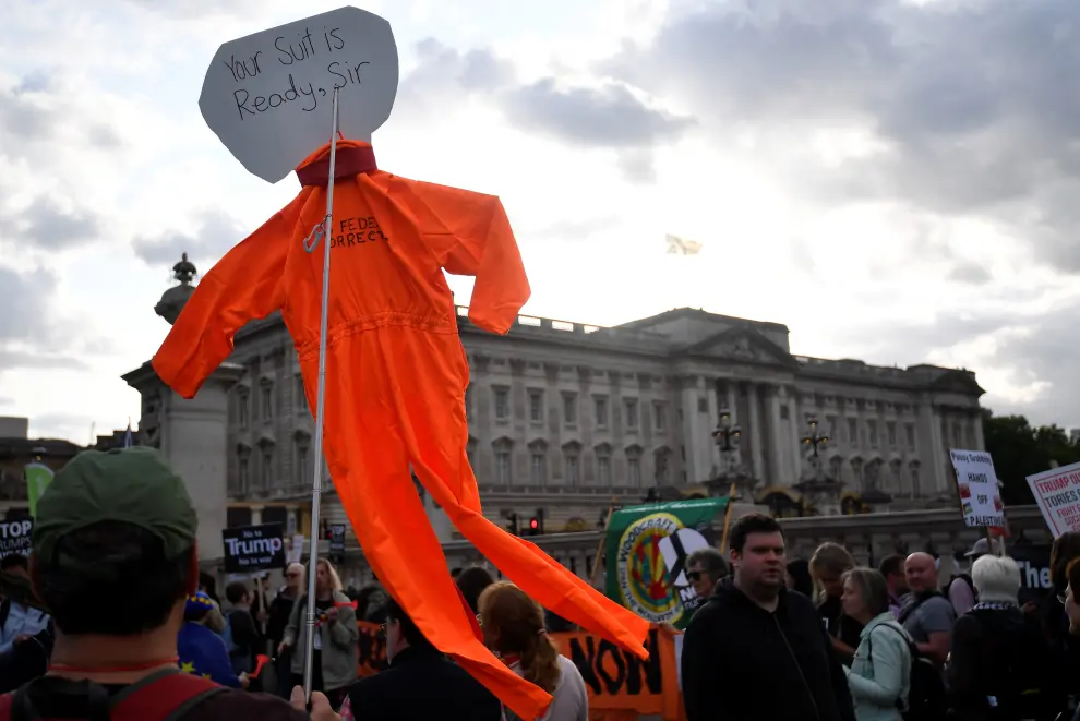 People protest outside Buckingham Palace during the state visit of U.S. President Donald Trump and First Lady Melania Trump to Britain, in London, Britain, June 3, 2019. REUTERS/Alkis Konstantinidis [[[REUTERS VOCENTO]]] USA-TRUMP/BRITAIN