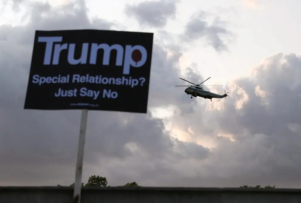 People protest as Marine One is seen outside Buckingham Palace during the state visit of U.S. President Donald Trump and First Lady Melania Trump to Britain, in London, Britain, June 3, 2019. REUTERS/Alkis Konstantinidis [[[REUTERS VOCENTO]]] USA-TRUMP/BRITAIN