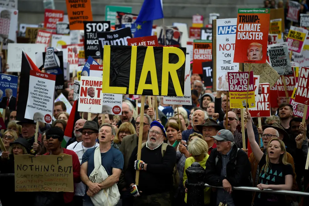 Demonstrators take part in an anti-Trump protest in Trafalgar Square, London, Britain, June 4, 2019. REUTERS/Clodagh Kilcoyne [[[REUTERS VOCENTO]]] USA-TRUMP/BRITAIN