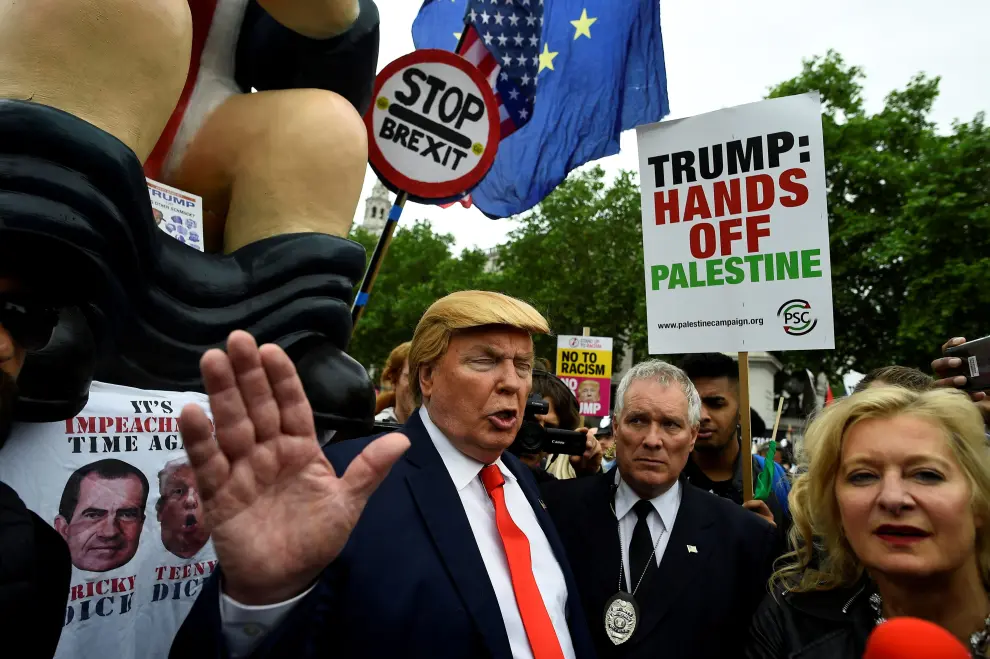 Demonstrators hold up signs as they take part in an anti-Trump protest in Trafalgar Square, London, Britain, June 4, 2019. REUTERS/Clodagh Kilcoyne [[[REUTERS VOCENTO]]] USA-TRUMP/BRITAIN
