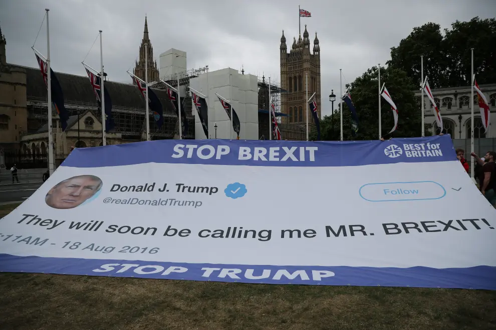 Demonstrators take part in an anti-Trump protest in Trafalgar Square, London, Britain, June 4, 2019. REUTERS/Clodagh Kilcoyne [[[REUTERS VOCENTO]]] USA-TRUMP/BRITAIN