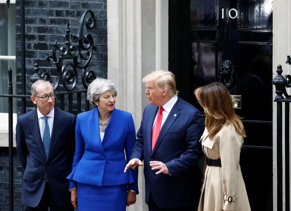 U.S. President Donald Trump and first lady Melania Trump review items with Britain's Prime Minister Theresa May and her husband Philip in Downing Street, as part of Trump's state visit in London, Britain, June 4, 2019. REUTERS/Henry Nicholls/Pool [[[REUTERS VOCENTO]]] USA-TRUMP/BRITAIN