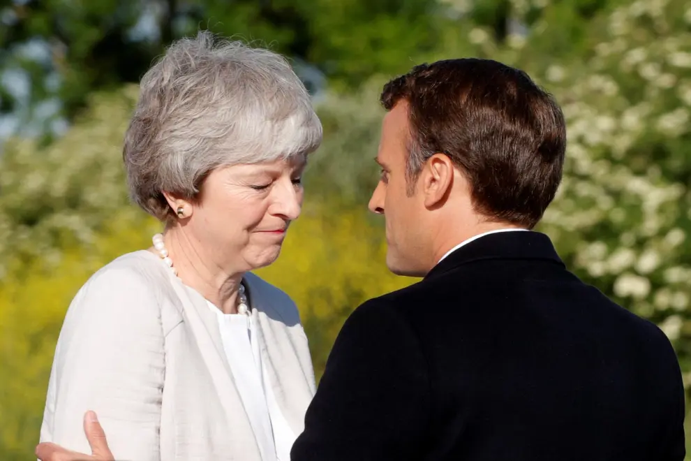 French President Emmanuel Macron and British Prime Minister Theresa May attend a Franco-British ceremony for the laying of the first stone of a British memorial in Ver-Sur-Mer as part of ceremonies to mark the 75th anniversary of D-Day landings in Normandy, France, June 6, 2019. REUTERS/Philippe Wojazer/Pool [[[REUTERS VOCENTO]]] DDAY-ANNIVERSARY/UK-FRANCE