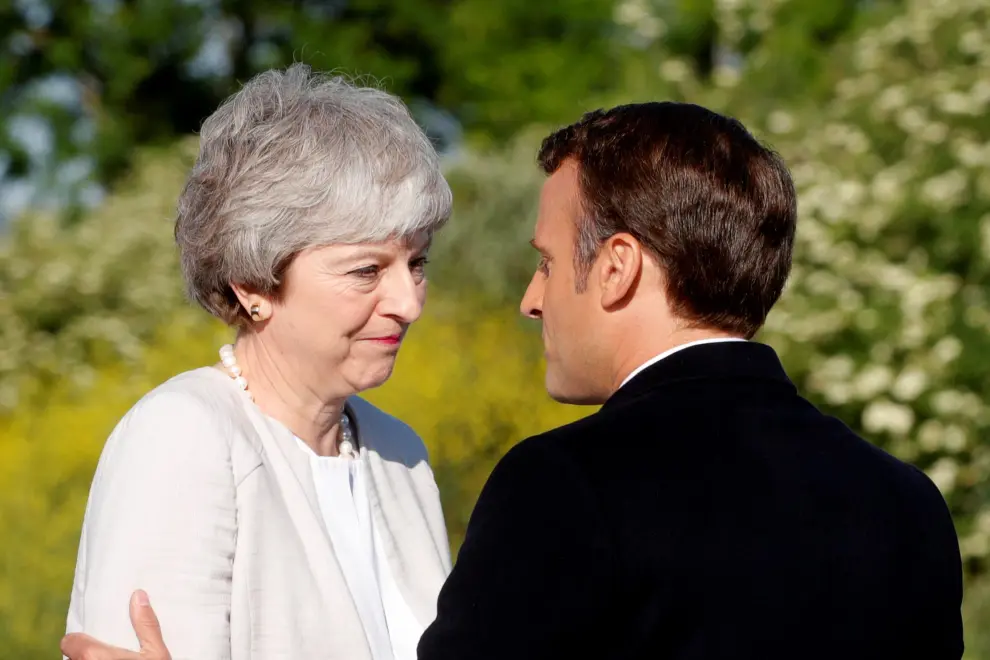 French President Emmanuel Macron and British Prime Minister Theresa May lay a wreath of flowers at the commemorative first stone of a British memorial during a Franco-British ceremony in Ver-Sur-Mer as part of ceremonies to mark the 75th anniversary of D-Day landings in Normandy, France, June 6, 2019. REUTERS/Philippe Wojazer/Pool [[[REUTERS VOCENTO]]] DDAY-ANNIVERSARY/UK-FRANCE