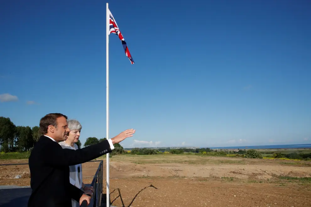 French President Emmanuel Macron and British Prime Minister Theresa May attend a Franco-British ceremony for the laying of the first stone of a British memorial in Ver-Sur-Mer as part of ceremonies to mark the 75th anniversary of D-Day landings in Normandy, France, June 6, 2019. REUTERS/Philippe Wojazer/Pool [[[REUTERS VOCENTO]]] DDAY-ANNIVERSARY/UK-FRANCE