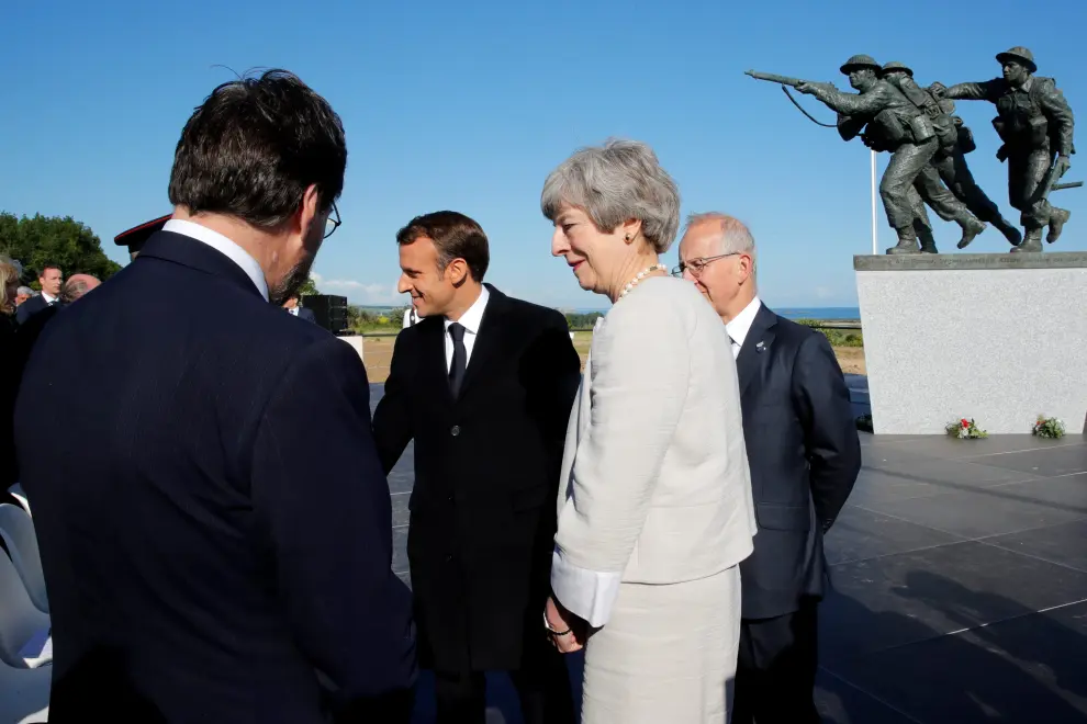 French President Emmanuel Macron and British Prime Minister Theresa May greet British WWII D-Day veterans after a Franco-British ceremony for the laying of the first stone of a British memorial in Ver-Sur-Mer as part of ceremonies to mark the 75th anniversary of D-Day landings in Normandy, France, June 6, 2019. REUTERS/Philippe Wojazer/Pool [[[REUTERS VOCENTO]]] DDAY-ANNIVERSARY/UK-FRANCE