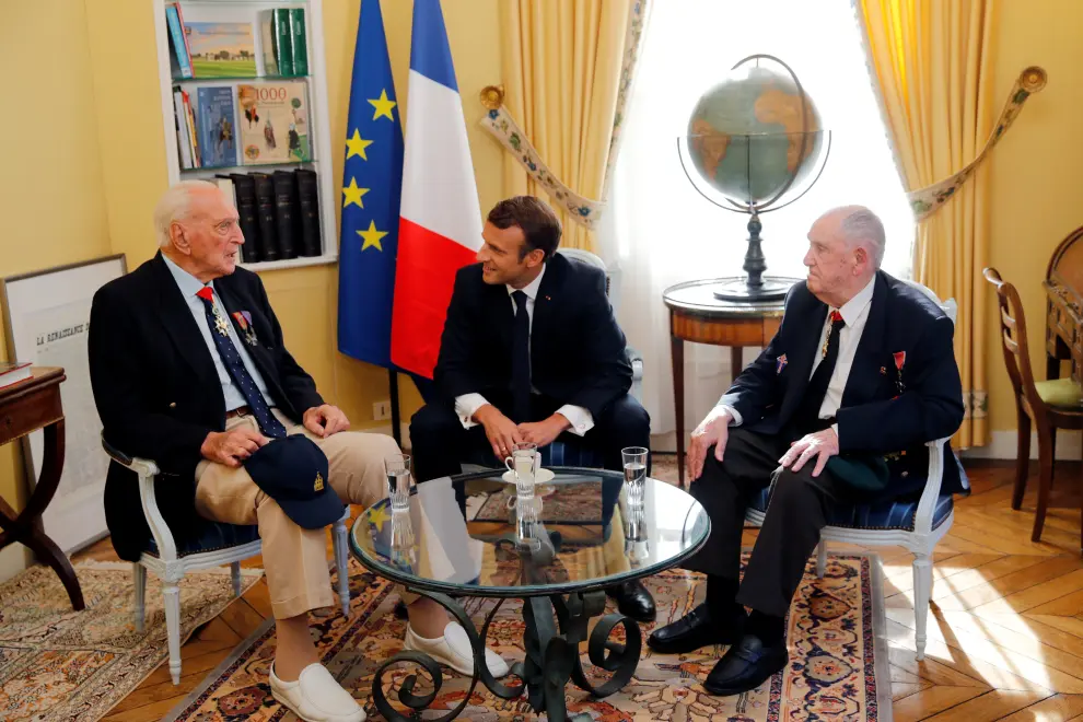 French President Emmanuel Macron meets two French WWII veterans Leon Gautier (R) and Jacques Lewis in Bayeux, France, June 6, 2019 as part of the ceremonies of the 75th anniversary of the D-Day landings. REUTERS/Philippe Wojazer/Pool [[[REUTERS VOCENTO]]] DDAY-ANNIVERSARY/MACRON-VETERANS