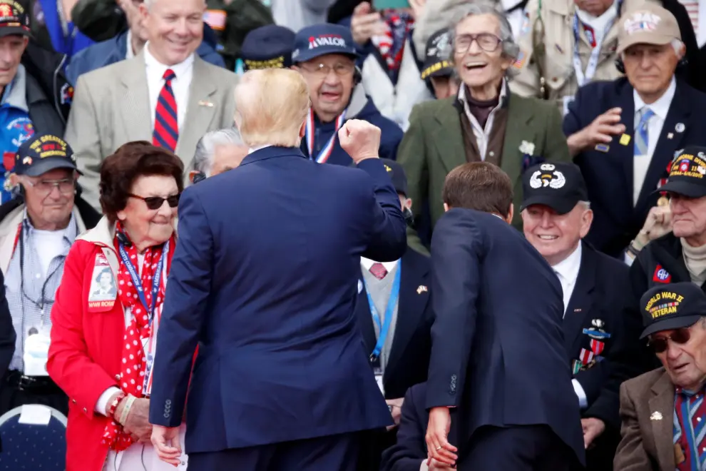 U.S President Donald Trump and French President Emmanuel Macron greet  WWII D-Day veterans at the commemoration ceremony for the 75th anniversary of D-Day at the American cemetery of Colleville-sur-Mer in Normandy, France, June 6, 2019. [[[REUTERS VOCENTO]]] DDAY-ANNIVERSARY/USA-TRUMP-MACRON