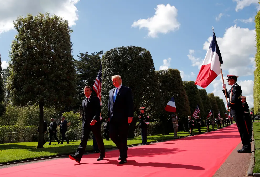U.S President Donald Trump and French President Emmanuel Macron greet WWII veterans during a ceremony to mark the 75th anniversary of the D-Day at the Normandy American Cemetery and Memorial in Colleville-sur-Mer, France, June 6, 2019. REUTERS/Christian Hartmann [[[REUTERS VOCENTO]]] DDAY-ANNIVERSARY/FRANCE