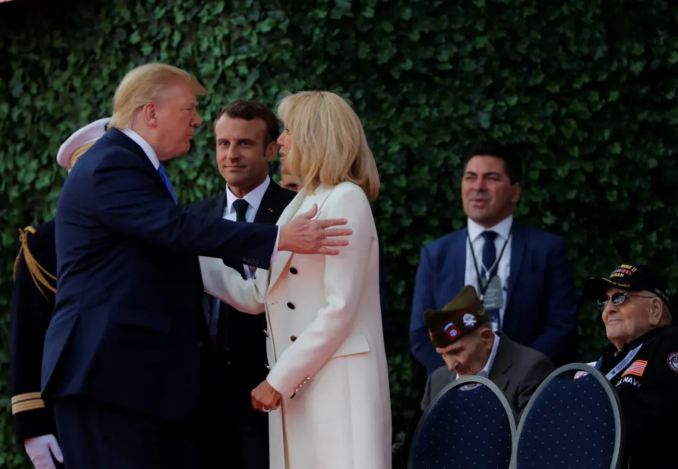 U.S President Donald Trump and French President Emmanuel Macron greet  WWII D-Day veterans at the commemoration ceremony for the 75th anniversary of D-Day at the American cemetery of Colleville-sur-Mer in Normandy, France, June 6, 2019. REUTERS/Carlos Barria [[[REUTERS VOCENTO]]] DDAY-ANNIVERSARY/USA-TRUMP-MACRON