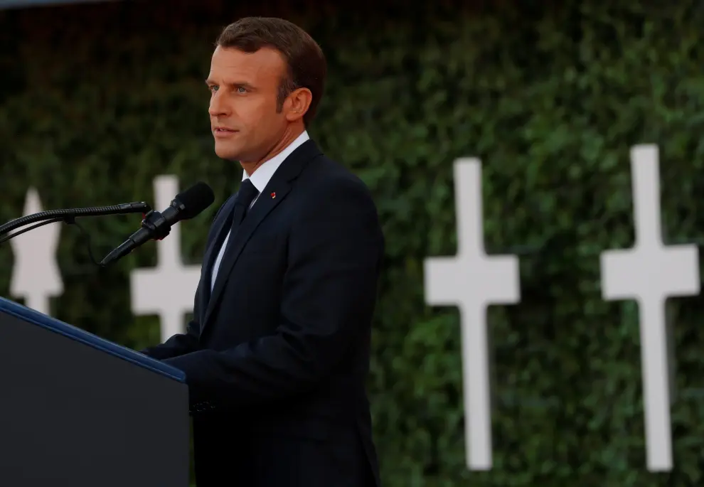 French President Emmanuel Macron and his wife Brigitte Macron sit next to WWII veterans during a ceremony to mark the 75th anniversary of the D-Day at the Normandy American Cemetery and Memorial in Colleville-sur-Mer, France, June 6, 2019. REUTERS/Christian Hartmann [[[REUTERS VOCENTO]]] DDAY-ANNIVERSARY/FRANCE