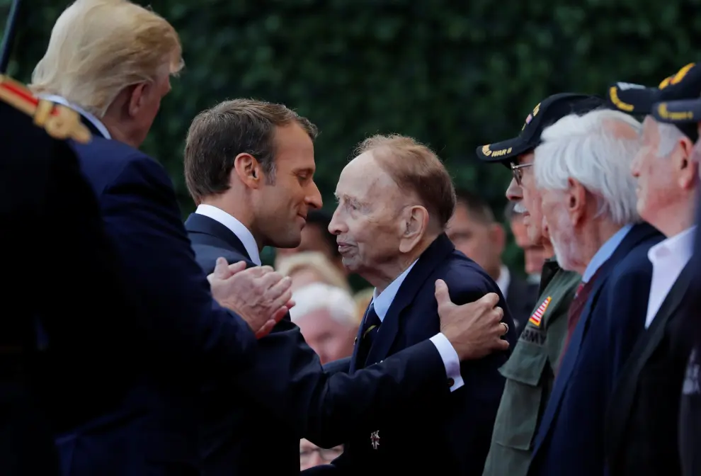 French President Emmanuel Macron and his wife Brigitte Macron attend the commemoration ceremony for the 75th anniversary of D-Day at the American cemetery of Colleville-sur-Mer in Normandy, France, June 6, 2019. REUTERS/Carlos Barria [[[REUTERS VOCENTO]]] DDAY-ANNIVERSARY/USA-TRUMP-MACRON