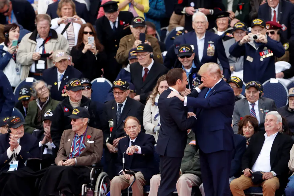 French President Emmanuel Macron and U.S President Donald Trump  greet WWII veterans during the commemoration ceremony for the 75th anniversary of D-Day at the American cemetery of Colleville-sur-Mer in Normandy, France, June 6, 2019. REUTERS/Carlos Barria [[[REUTERS VOCENTO]]] DDAY-ANNIVERSARY/USA-TRUMP-MACRON