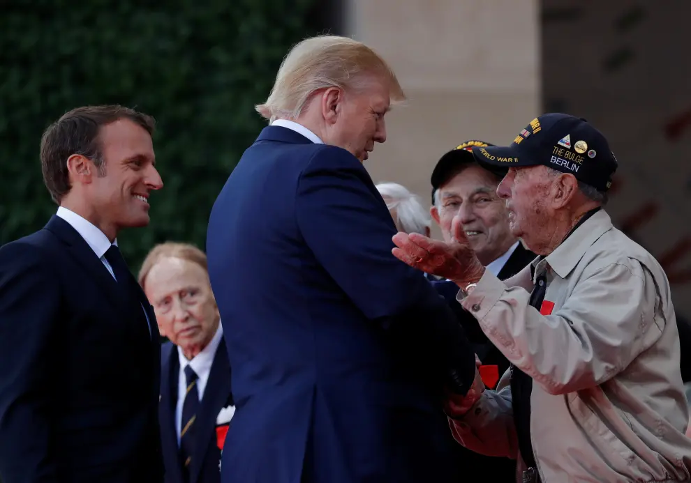 U.S President Donald Trump and French President Emmanuel Macron hug during a ceremony to mark the 75th anniversary of the D-Day at the Normandy American Cemetery and Memorial in Colleville-sur-Mer, France, June 6, 2019. REUTERS/Christian Hartmann [[[REUTERS VOCENTO]]] DDAY-ANNIVERSARY/FRANCE