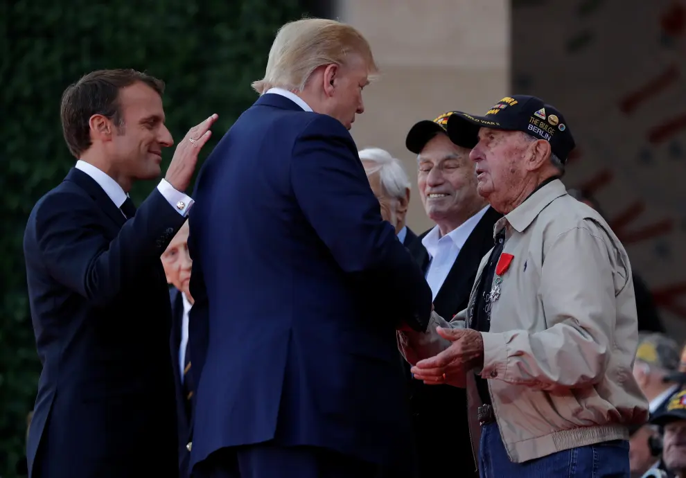 French President Emmanuel Macron and U.S President Donald Trump greet WWII veterans during the commemoration ceremony for the 75th anniversary of D-Day at the American cemetery of Colleville-sur-Mer in Normandy, France, June 6, 2019. REUTERS/Carlos Barria [[[REUTERS VOCENTO]]] DDAY-ANNIVERSARY/USA-TRUMP-MACRON