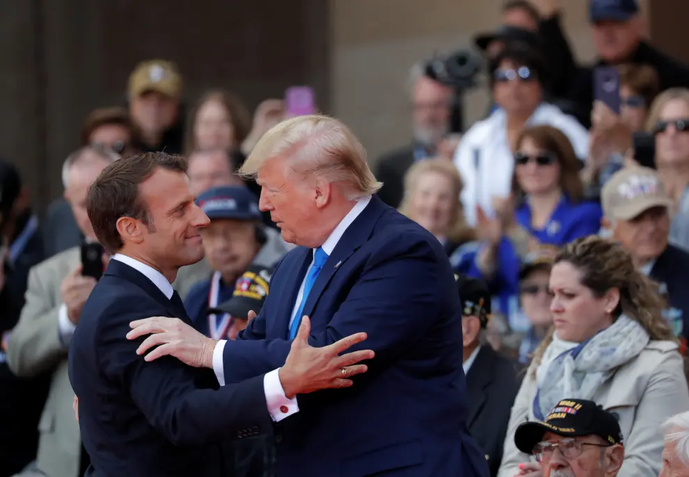 U.S President Donald Trump and French President Emmanuel Macron greet  WWII D-Day veterans at the commemoration ceremony for the 75th anniversary of D-Day at the American cemetery of Colleville-sur-Mer in Normandy, France, June 6, 2019.  REUTERS/Carlos Barria [[[REUTERS VOCENTO]]] DDAY-ANNIVERSARY/USA-TRUMP-MACRON