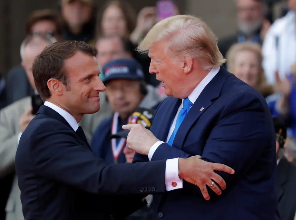 U.S President Donald Trump and French President Emmanuel Macron gesture during the commemoration ceremony for the 75th anniversary of D-Day at the American cemetery of Colleville-sur-Mer in Normandy, France, June 6, 2019. REUTERS/Carlos Barria [[[REUTERS VOCENTO]]] DDAY-ANNIVERSARY/USA-TRUMP-MACRON