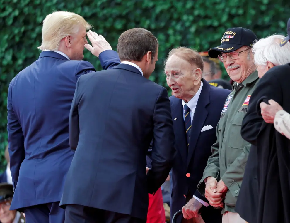 U.S President Donald Trump and French President Emmanuel Macron attend a French-American commemoration ceremony for the 75th anniversary of D-Day at the American cemetery of Colleville-sur-Mer in Normandy, France, June 6, 2019.  REUTERS/Carlos Barria [[[REUTERS VOCENTO]]] DDAY-ANNIVERSARY/USA-TRUMP-MACRON