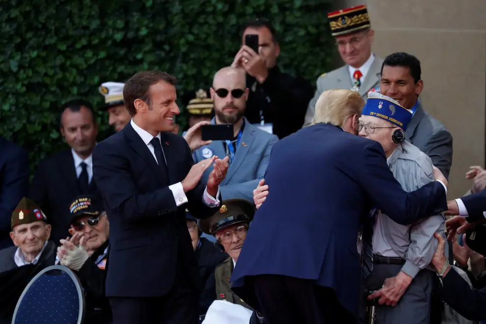 French President Emmanuel Macron and U.S President Donald Trump greet WWII veterans during the commemoration ceremony for the 75th anniversary of D-Day at the American cemetery of Colleville-sur-Mer in Normandy, France, June 6, 2019. REUTERS/Carlos Barria [[[REUTERS VOCENTO]]] DDAY-ANNIVERSARY/USA-TRUMP-MACRON