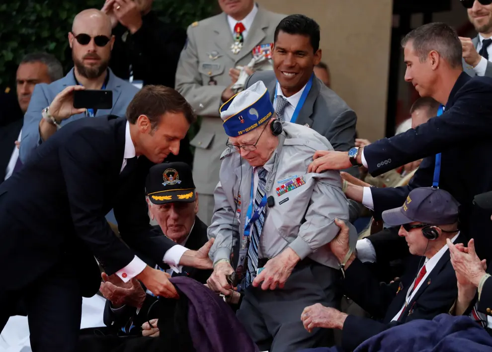 U.S President Donald Trump and French President Emmanuel Macron greet WWII veterans during the commemoration ceremony for the 75th anniversary of D-Day at the American cemetery of Colleville-sur-Mer in Normandy, France, June 6, 2019. REUTERS/Carlos Barria [[[REUTERS VOCENTO]]] DDAY-ANNIVERSARY/USA-TRUMP-MACRON