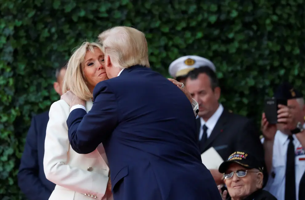 French President Emmanuel Macron helps a WWII veteran during the commemoration ceremony for the 75th anniversary of D-Day at the American cemetery of Colleville-sur-Mer in Normandy, France, June 6, 2019. REUTERS/Carlos Barria [[[REUTERS VOCENTO]]] DDAY-ANNIVERSARY/USA-TRUMP-MACRON