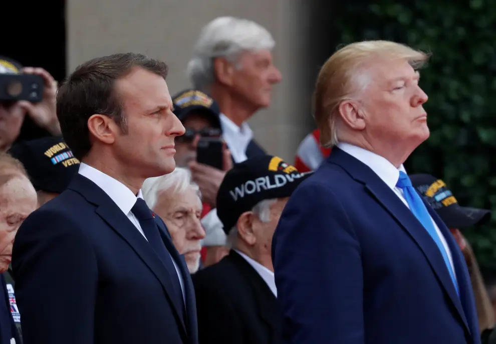 French President Emmanuel Macron helps a WWII veteran during the commemoration ceremony for the 75th anniversary of D-Day at the American cemetery of Colleville-sur-Mer in Normandy, France, June 6, 2019. REUTERS/Carlos Barria [[[REUTERS VOCENTO]]] DDAY-ANNIVERSARY/USA-TRUMP-MACRON