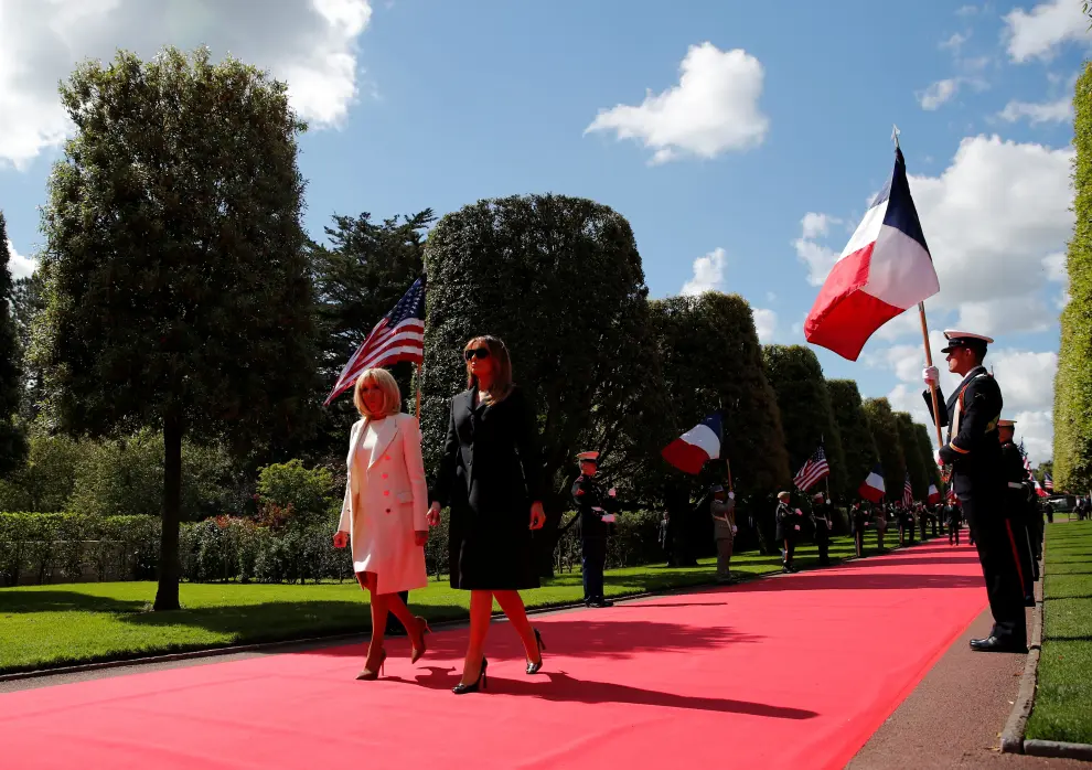 U.S President Donald Trump, French President Emmanuel Macron and his wife Brigitte Macron attend  the commemoration ceremony for the 75th anniversary of D-Day at the American cemetery of Colleville-sur-Mer in Normandy, France, June 6, 2019. REUTERS/Carlos Barria [[[REUTERS VOCENTO]]] DDAY-ANNIVERSARY/USA-TRUMP-MACRON